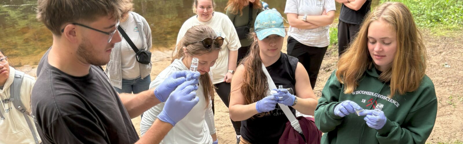 Students test phosphorus in the field